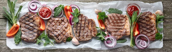 Grilované Hovězí Steaky Dřevěné Desce Horní Pohled Panorama Prapor — Stock fotografie