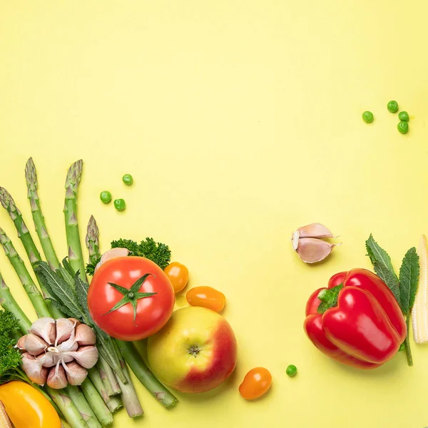 Φρέσκα Φρούτα Και Λαχανικά Κίτρινο Φόντο Ιαματικό Φαγητό Χορτοφαγική Και — Φωτογραφία Αρχείου