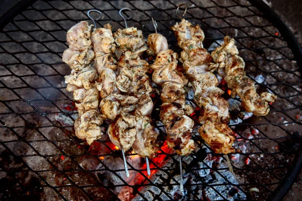 Sağlıklı Tavuk Kebabı Açık Havada Mangalda Tavuk Eti Yukarıdan Görüntüle — Stok fotoğraf