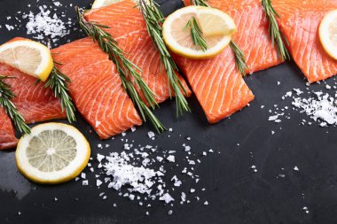 Taze balık. Siyah arka planda çiğ somon balığı. Kopyalama alanı olan resim