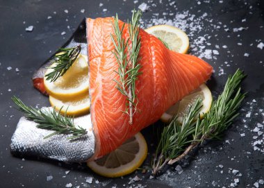 Taze balık. Siyah arkaplanda çiğ somon. 