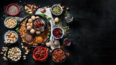 Farklı türde fındık, tohum ve kurumuş meyve çeşitleri. Bağışıklık sistemini güçlendirmek için yüksek miktarda vegan protein, vitamin ve antioksidan içeren yiyecekler. Kopyalama alanı olan üst görünüm