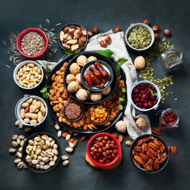 Farklı türde fındık, tohum ve kurumuş meyve çeşitleri. Bağışıklık sistemini güçlendirmek için yüksek miktarda vegan protein, vitamin ve antioksidan içeren yiyecekler. Üst görünüm 