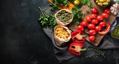 Makarnalı İtalyan yemeği. Sağlıklı beslenme. Kopyalama alanı olan üst görünüm