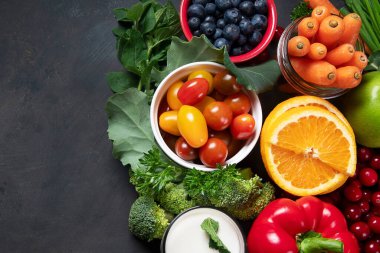 Diyabet ve kolesterol kontrol diyeti ve sağlıklı beslenme konsepti, Dünya Diyabet Günü konsepti. Kopyalama alanı olan üst görünüm. Siyah arkaplanda yiyecekler