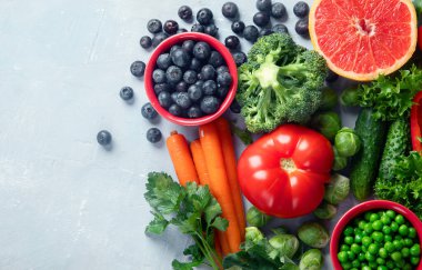 Taze sebzeler. Vejetaryen ve vejetaryen kavramı. Yüksek miktarda vitamin, mineral ve antioksidan içeren yiyecekler. Bağışıklık sistemini güçlendirmek için sağlıklı beslenme. Kopyalama alanı olan üst görünüm