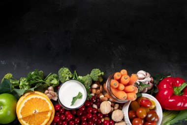 Diyabet ve kolesterol kontrol diyeti ve sağlıklı beslenme konsepti, Dünya Diyabet Günü konsepti. Kopyalama alanı olan üst görünüm. Siyah arkaplanda yiyecekler