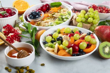 Bir kase sağlıklı taze meyve salatası..