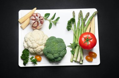 Beyaz borada taze sebzeler. Üst manzara, düz uzanma