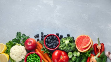 Taze sebzeler. Vejetaryen ve vejetaryen kavramı. Yüksek miktarda vitamin, mineral ve antioksidan içeren yiyecekler. Bağışıklık sistemini güçlendirmek için sağlıklı beslenme. Kopyalama alanı olan üst görünüm