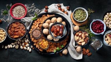 Farklı türde fındık, tohum ve kurumuş meyve çeşitleri. Bağışıklık sistemini güçlendirmek için yüksek miktarda vegan protein, vitamin ve antioksidan içeren yiyecekler. Üst görünüm 
