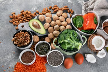 Omega 3 ve sağlıklı yağ kaynakları. Sağlıklı beslenme konsepti. Üst manzara, düz uzanma