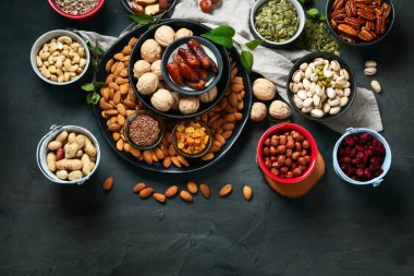Farklı türde fındık, tohum ve kurumuş meyve çeşitleri. Bağışıklık sistemini güçlendirmek için yüksek miktarda vegan protein, vitamin ve antioksidan içeren yiyecekler. Kopyalama alanı olan üst görünüm