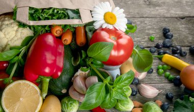 Meyve ve sebzelerle dolu çevre dostu, yeniden kullanılabilir kağıt poşet. Sağlıklı ve vejetaryen gıda konsepti. Kopyalama alanı olan üst görünüm 