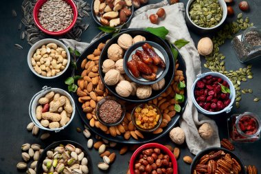 Farklı türde fındık, tohum ve kurumuş meyve çeşitleri. Bağışıklık sistemini güçlendirmek için yüksek miktarda vegan protein, vitamin ve antioksidan içeren yiyecekler. Üst görünüm