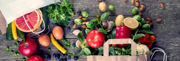 環境に優しい再利用可能なショッピングペーパーバッグ果物や野菜でいっぱい 健康的で菜食主義の料理の概念 トップビュー パノラマ バナー — ストック写真