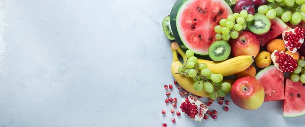 Frutas Frescas Saudáveis Sobre Fundo Cinzento Alimentos Ricos Antioxidantes Carboidratos — Fotografia de Stock