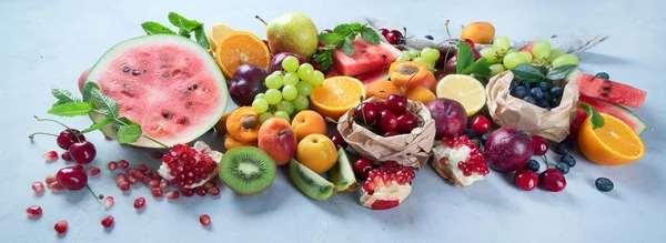 Frutas Frescas Saudáveis Sobre Fundo Cinzento Alimentos Ricos Antioxidantes Carboidratos — Fotografia de Stock