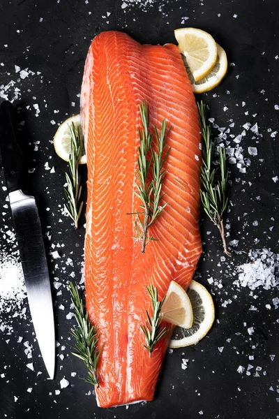 Peixe Fresco Salmão Cru Sobre Fundo Preto Vista Superior — Fotografia de Stock