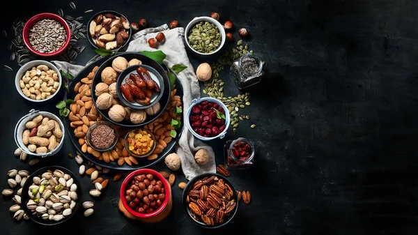 Diferentes Tipos Nozes Sementes Frutas Secas Fundo Preto Alimentos Ricos — Fotografia de Stock