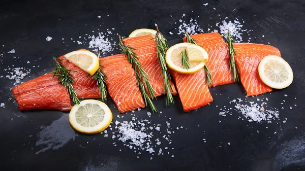 Pesce Fresco Salmone Crudo Fondo Nero — Foto Stock