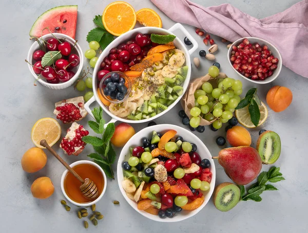 Cuenco Ensalada Frutas Frescas Saludables Sobre Fondo Gris Vista Superior —  Fotos de Stock