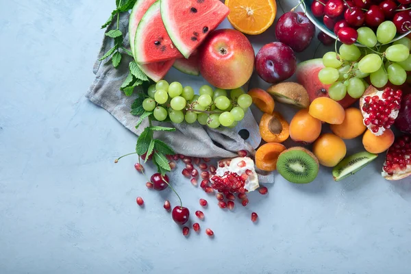 Frutta Fresca Sana Fondo Grigio Alimenti Ricchi Antiossidanti Carboidrati Minerali — Foto Stock