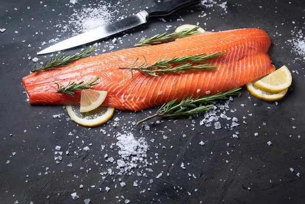 Peixe Fresco Salmão Cru Sobre Fundo Preto Vista Superior Com — Fotografia de Stock