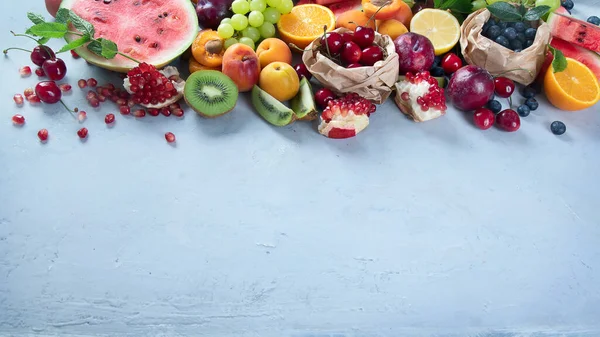 Φρέσκα Υγιεινά Φρούτα Γκρι Φόντο Τρόφιμα Πλούσια Αντιοξειδωτικά Υδατάνθρακες Μέταλλα — Φωτογραφία Αρχείου