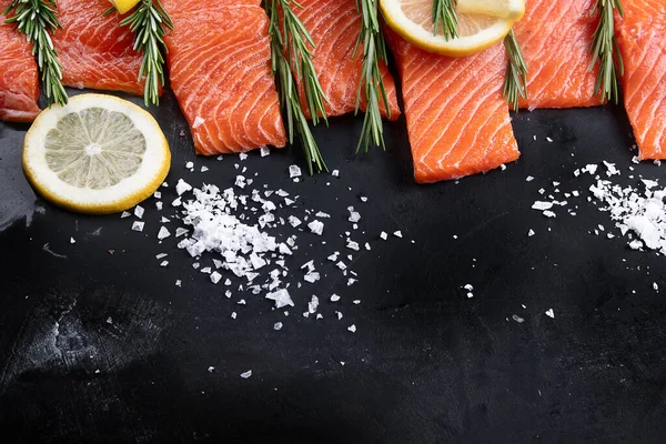 Peixe Fresco Salmão Cru Sobre Fundo Preto Vista Superior Com — Fotografia de Stock