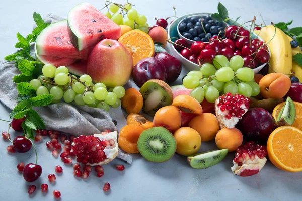 Frutas Frescas Saudáveis Sobre Fundo Cinzento Alimentos Ricos Antioxidantes Carboidratos — Fotografia de Stock