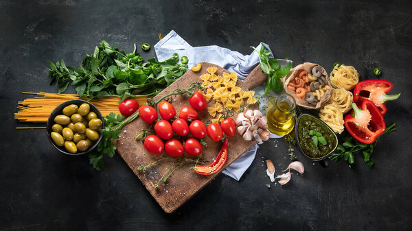 Итальянские продукты питания с макаронами. Здоровое питание. Вид сверху с пространством для копирования