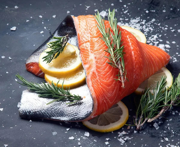 Peixe Fresco Salmão Cru Sobre Fundo Preto — Fotografia de Stock