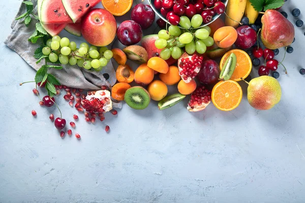 Frutas Frescas Sanas Sobre Fondo Gris Alimentos Ricos Antioxidantes Carbohidratos — Foto de Stock