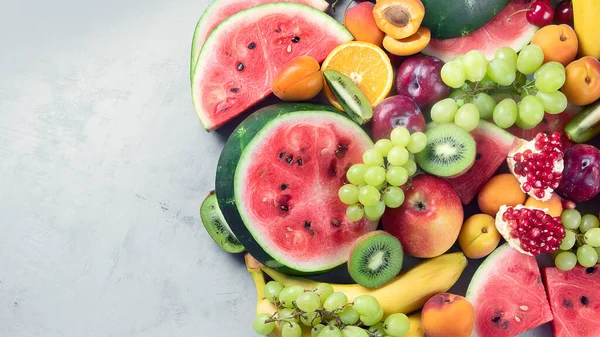 Frutas Frescas Sanas Sobre Fondo Gris Alimentos Ricos Antioxidantes Carbohidratos —  Fotos de Stock