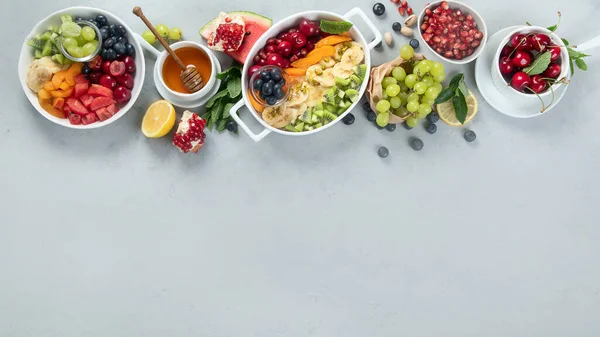 Schaal Gezonde Verse Fruitsalade Grijze Achtergrond Bovenaanzicht Vlak Met Kopieerruimte — Stockfoto