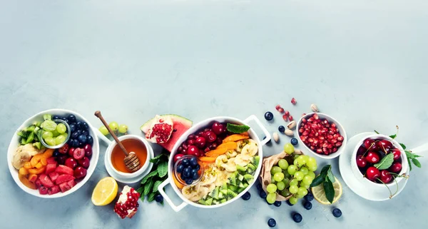 Cuenco Ensalada Frutas Frescas Saludables Sobre Fondo Gris Vista Superior — Foto de Stock