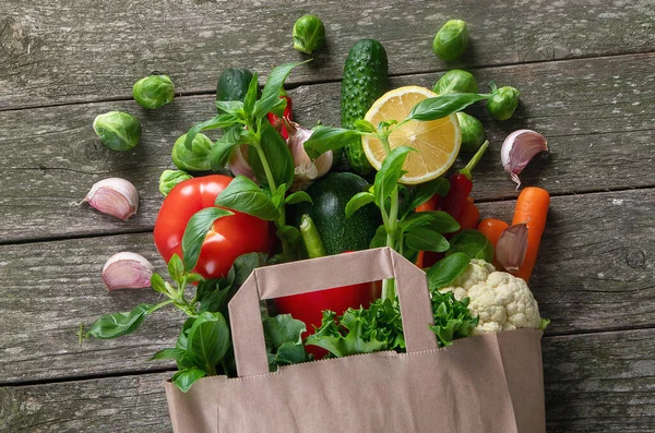 環境に優しい再利用可能なショッピングペーパーバッグ果物や野菜でいっぱい 健康的で菜食主義の料理の概念 トップ表示 — ストック写真