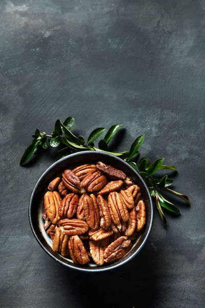 Pecannoten Schaal Zwarte Achtergrond Bovenaanzicht Met Kopieerruimte — Stockfoto