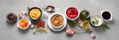 Gri arka planda çeşitli soslar var. Üst Manzara. Panorama, bayrak 