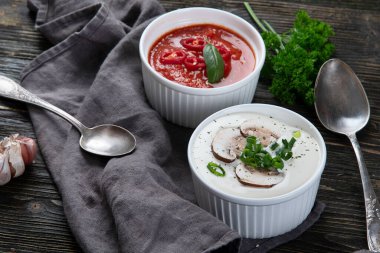 Sebze kremalı çorba koyu ahşap arka planda.