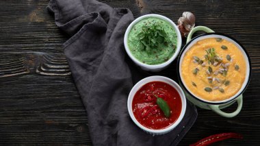 Koyu ahşap arka planda kremalı sebze çorbası. Kopyalama alanı olan üst görünüm