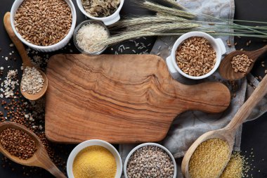 Siyah arka planda kaselerdeki farklı mısır gevrekleri. Sağlıklı beslenme. Üst görünüm.