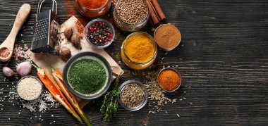 Kırsal ahşap arka planda yemek pişirmek için çeşitli baharatlar. Kopyalama alanı ile üst görünüm. Panorama, pankart