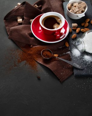 Koyu kahve fincanı ve fasulye. Kopyalama alanı olan üst görünüm 