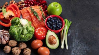 Ketojenik diyet. Sağlıklı düşük karbonhidratlı yiyecekler. Kopyalama alanı olan üst görünüm