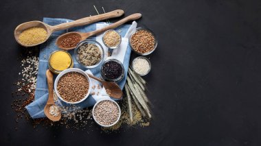 Siyah arka planda kaselerdeki farklı mısır gevrekleri. Sağlıklı beslenme. Kopyalama alanı olan üst görünüm