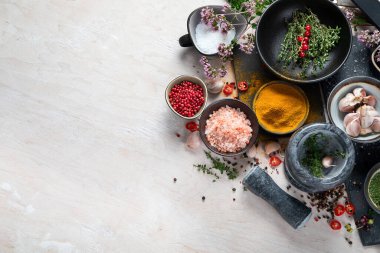 Çeşitli otlar ve baharatlar. Üst görünüm, kopyalama alanı olan düz uzanma