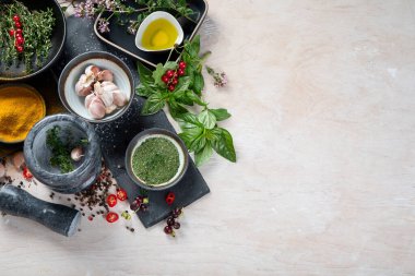 Çeşitli otlar ve baharatlar. Üst görünüm, kopyalama alanı olan düz uzanma