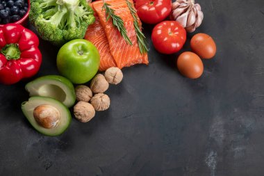 Ketojenik diyet. Sağlıklı düşük karbonhidratlı yiyecekler. Kopyalama alanı olan üst görünüm